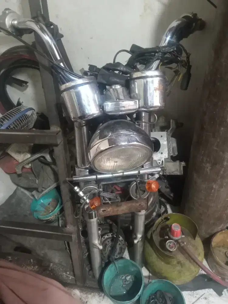 DIJUAL SHOCK DEPAN SETT PLUS LAMPU DAN SPIDO BEKAS MOTOR KOREA