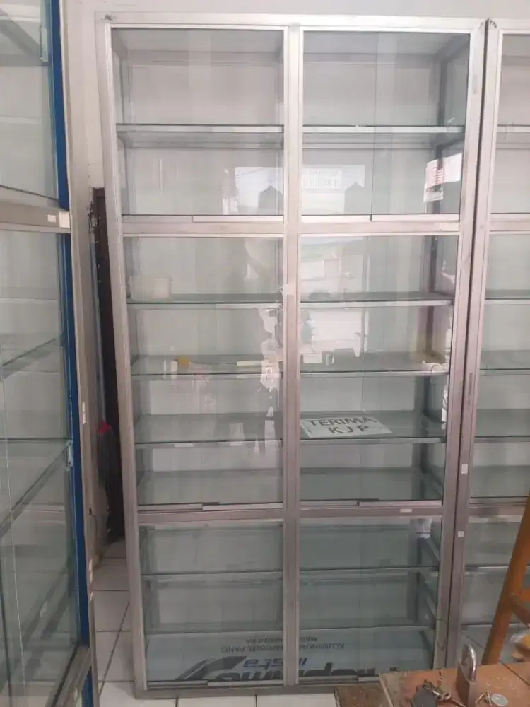Cuci gudang etalase bekas