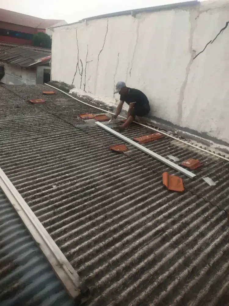 Perbaikan atap yang bocor/rembes rembes