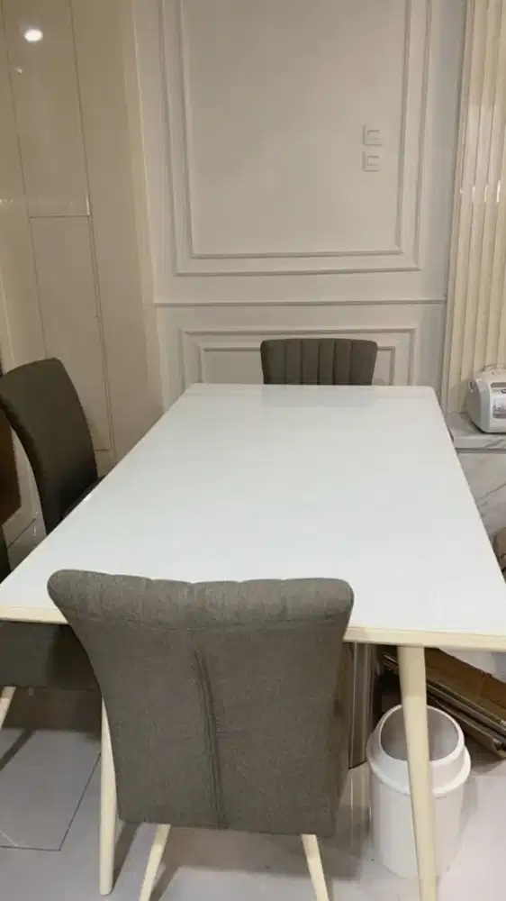Meja makan informa