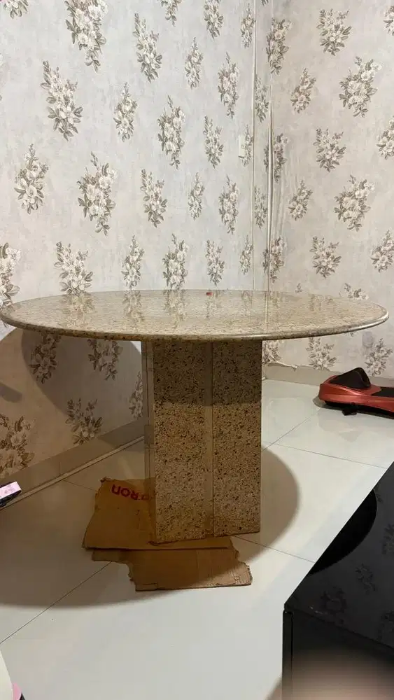 Meja keramik bundar