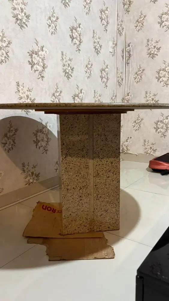 Meja keramik bundar