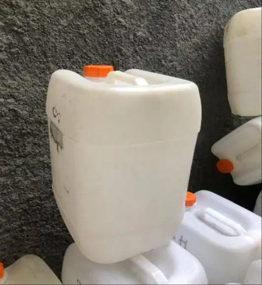 JUAL JERIGEN PUTIH 21.7 L BEKAS BANYAK