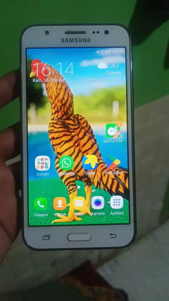 Samsung galaxy J5 2015 4G layar 5 inchi mulus