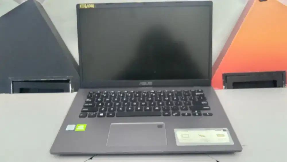 Asus Vivobook  A409j
Core i7 Gen 8
 Ram 8GB
 SSD 512GB VGA Mx230