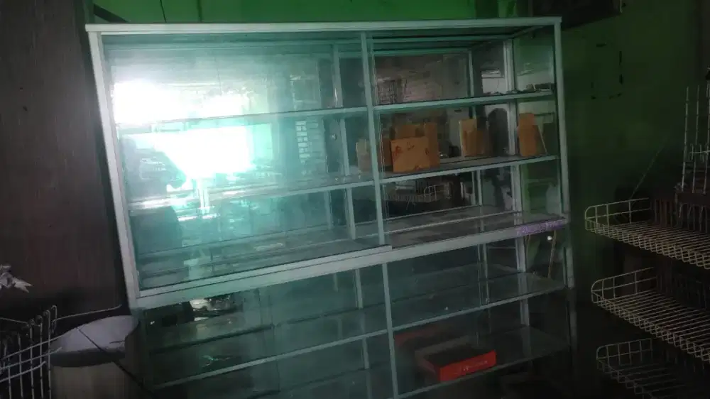 Etalase kaca 2meter 2 tingkat