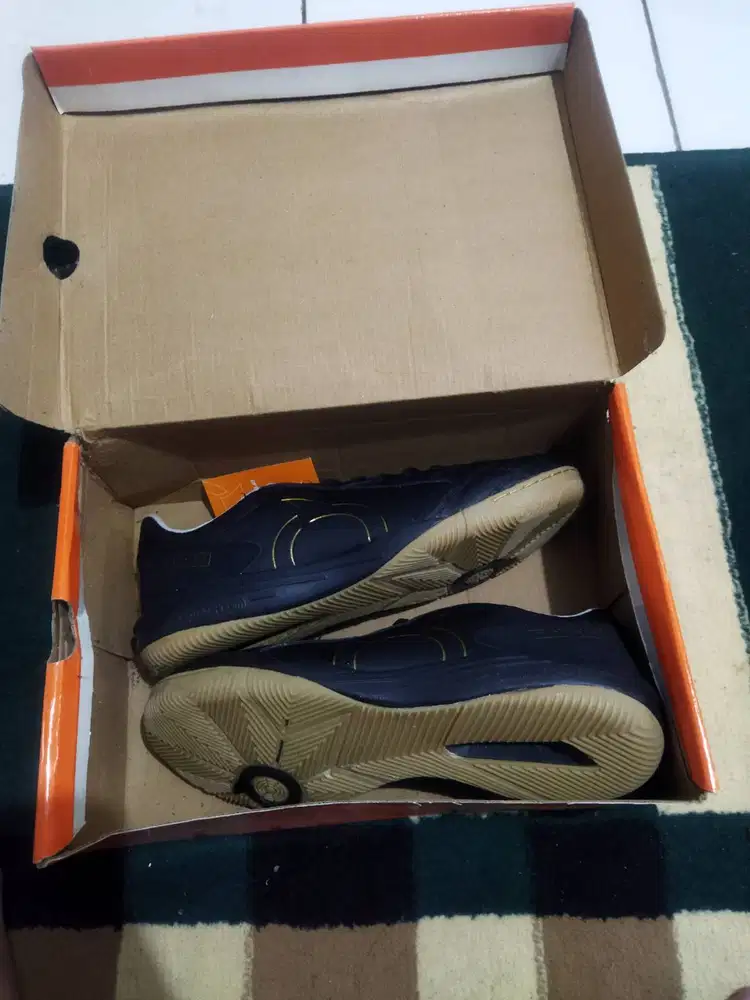 Sepatu futsal ortus size 42