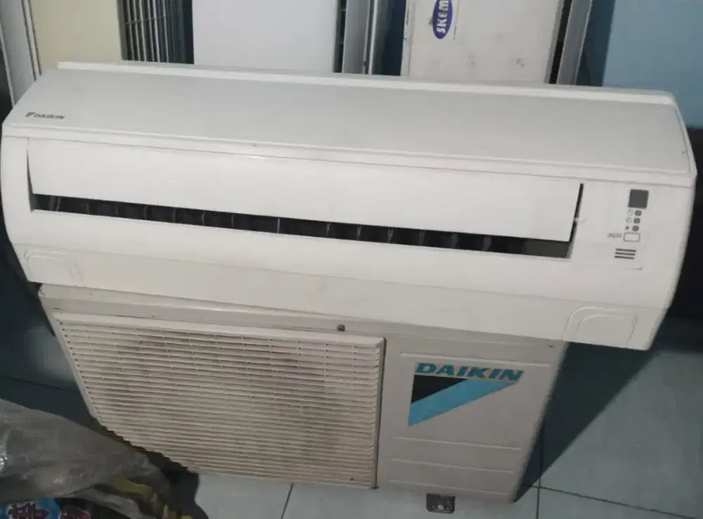 Jual ac daikin 1/2 pk R 32 lowwat 360  watt kondisi 95% ori semua