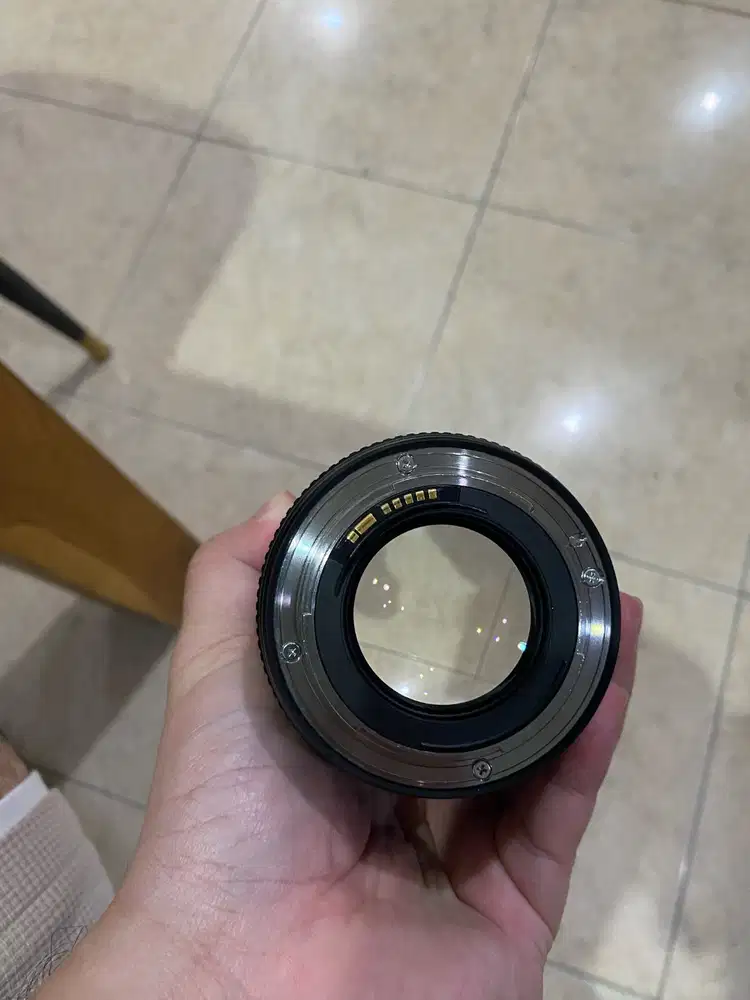 Lensa Fix Canon 35mm f1.4 L Series gelang merah