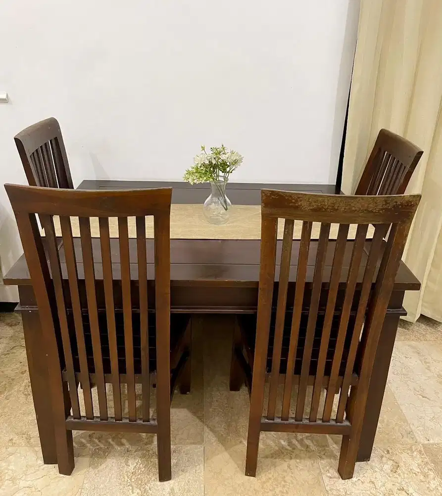 Meja makan jati