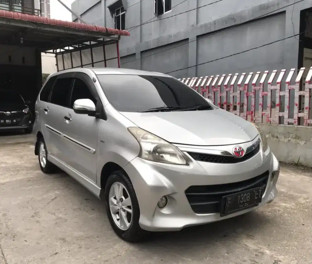 Mobil Avanza Veloz G mulus dan bersih