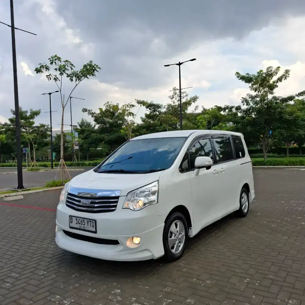 TOYOTA NAV 1 2.0 V A/T 2013