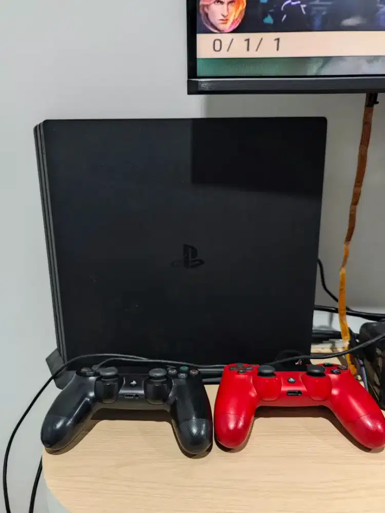 PS4 Pro 1 TB,  2 stik ori OFW