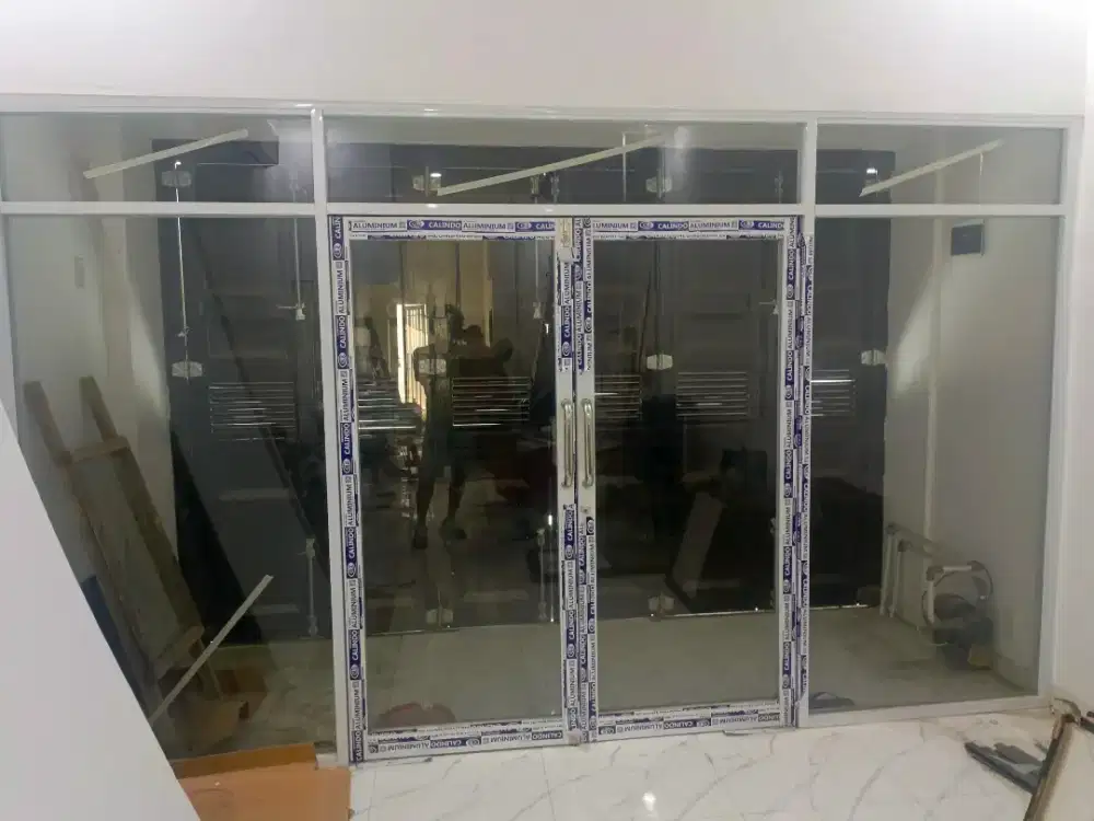 Partisi pintu kaca