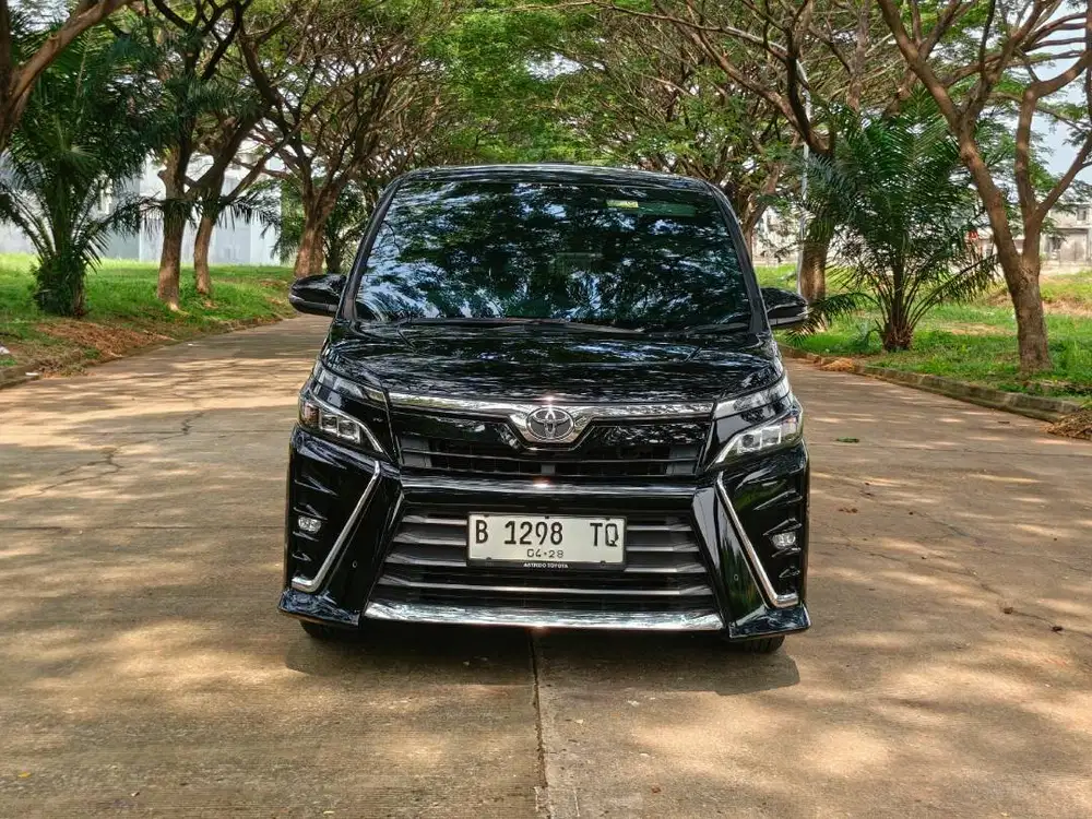 70.000 KM Pajak ON April 26 Tangan pertama Toyota Voxy 2018