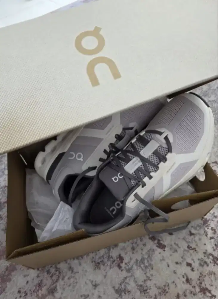 Sepatu On Cloudrunner 2 Frost White Uk. 44/9.5