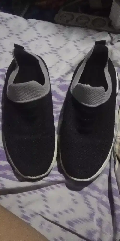 sepatu santai pria  merk WORNING ISEC ukuran 44