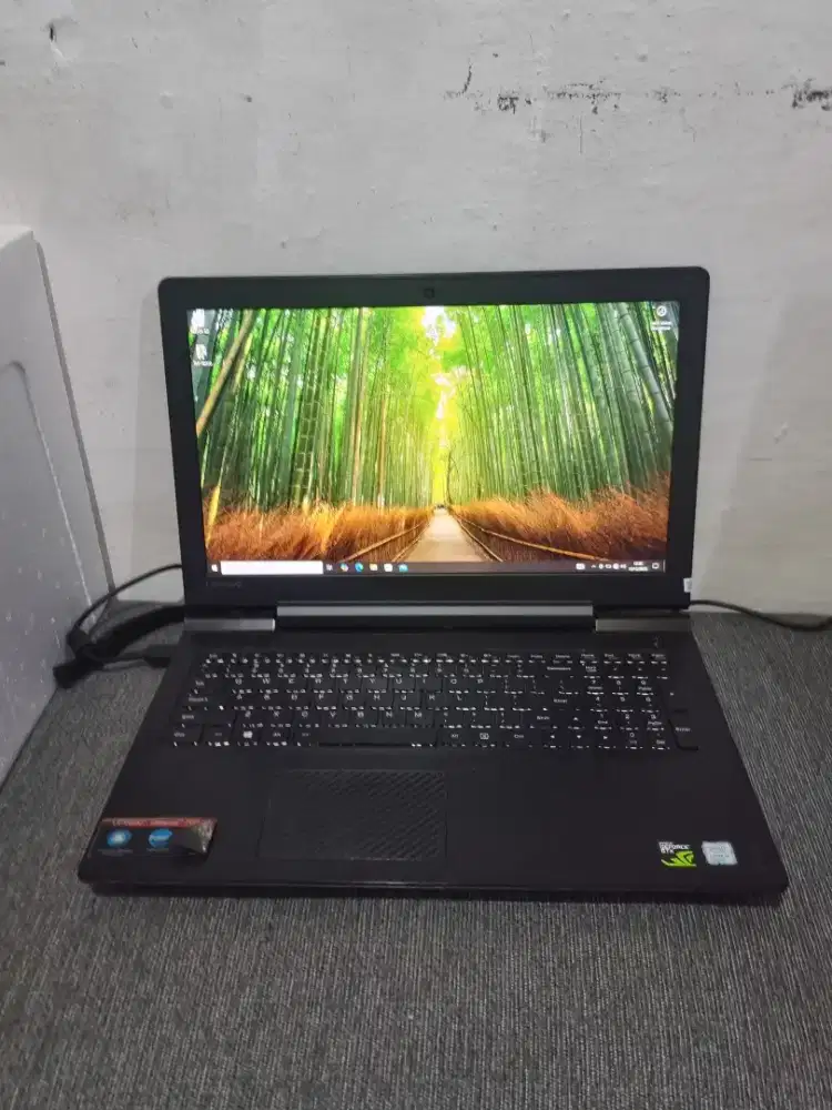 Lenovo ideapad 700 
Keyboard Nyala
Core i7
VGA GTX  Ram 8 GB
SSD 256GB