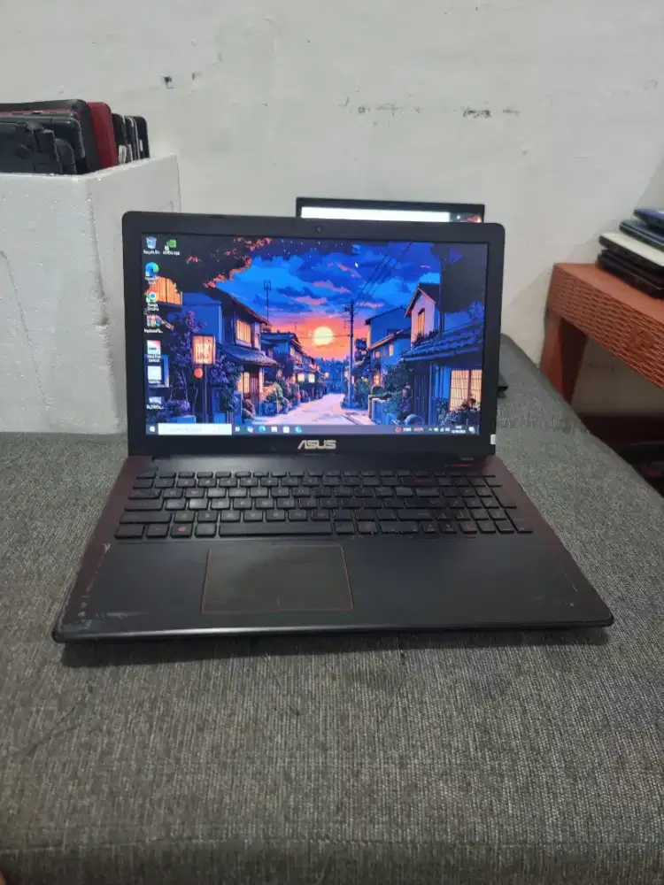 Asus X550JX 
Core i7 
Double VGA NVIDIA GTX 950M
Ram 12 GB
SSD 512 GB