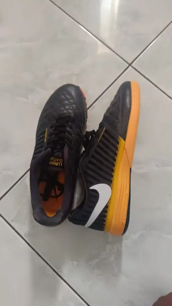 Sepatu Futsal Nike Ori Warna Orange & Hitam