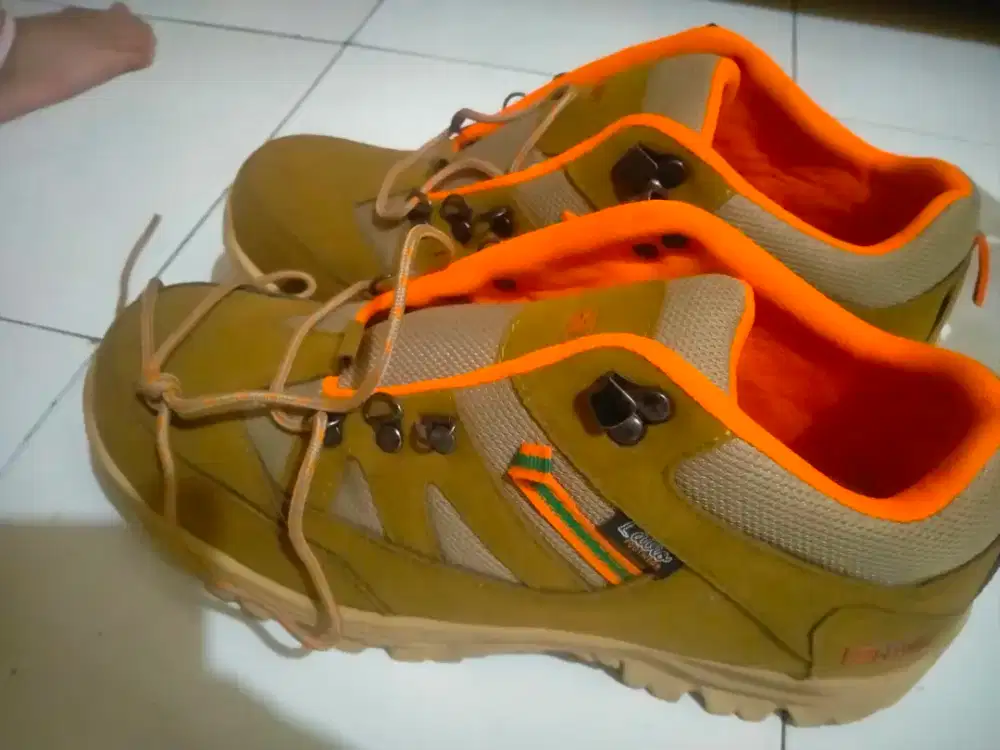 Jual sepatu safety size 43 kondisi baru