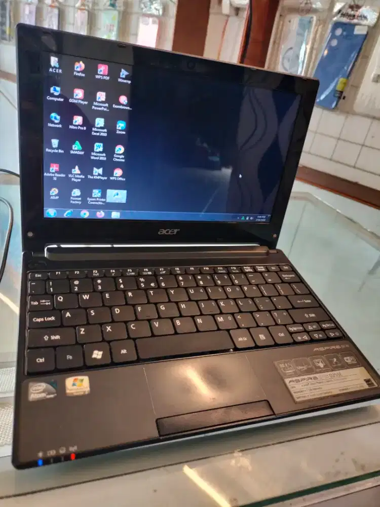 Notebook acer warna hitam