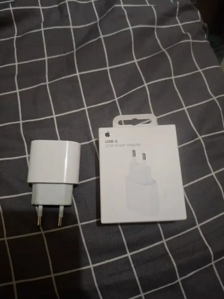 kepala charger iphone ori baru sebulan pakai