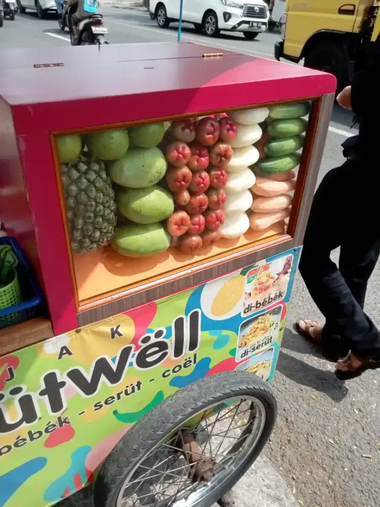 Jaga stand rujak ( jualan rujak )