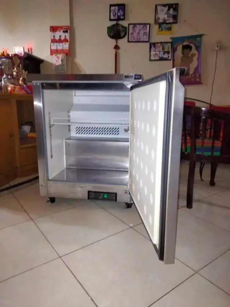 Andercounter frezer model tuc27f. Master cool.