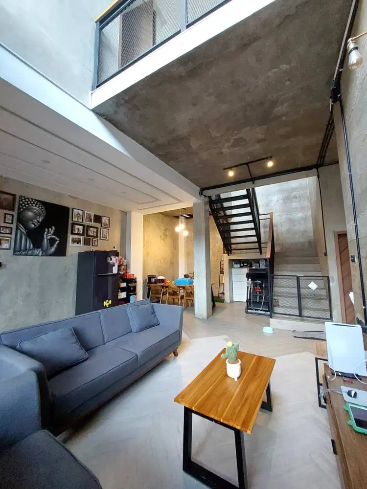 Rumah Modern Industrial dengan Rooftop di Wedomartani