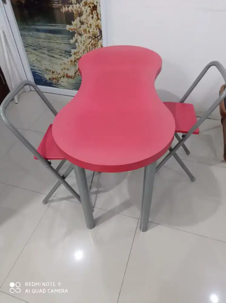 Meja unik + 2 kursi (lipat).