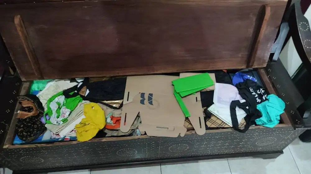 Kursi antik ada petinya dari hiasan dari kerang