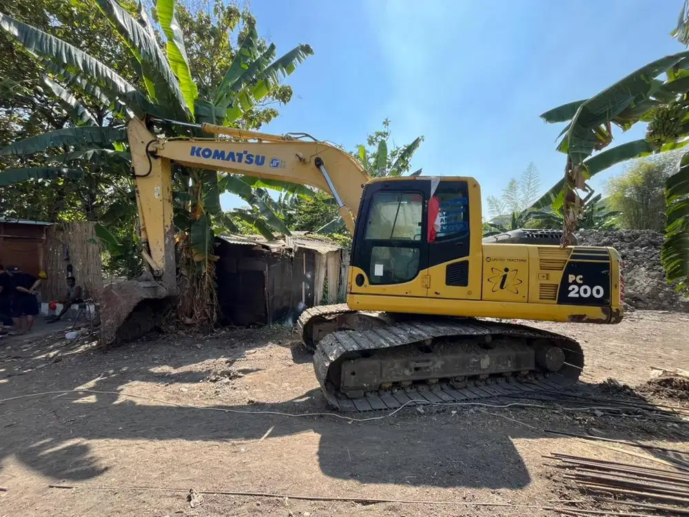 Excavator Komatsu PC200-8 dan Komatsu PC78UU