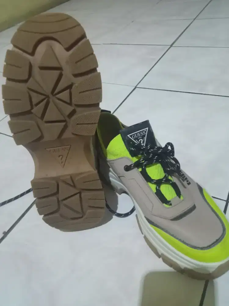 Sepatu merk Guess