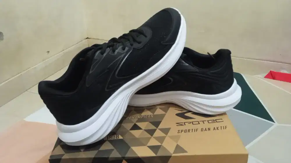 Sepatu spotec baru. Ukuran 42. Di jual krna salah ukuran