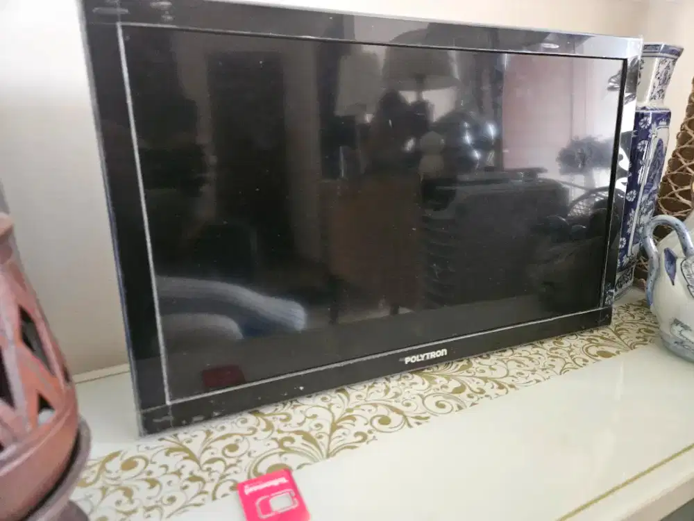 2 unit TV Panasonic 32 & TV polytron 24 mulus seperti baru