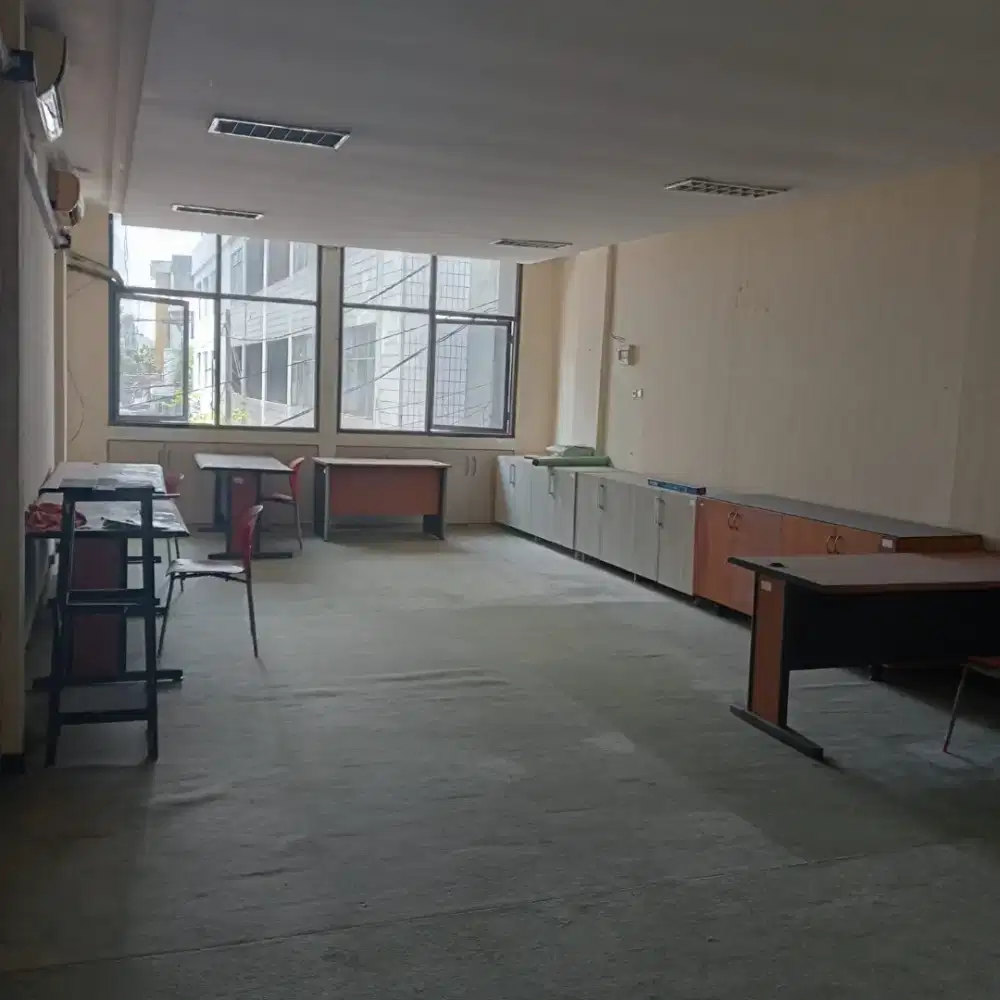 Disewakan Ruko 3 Lantai Kedungdoro Surabaya, Lokasi Strategis
