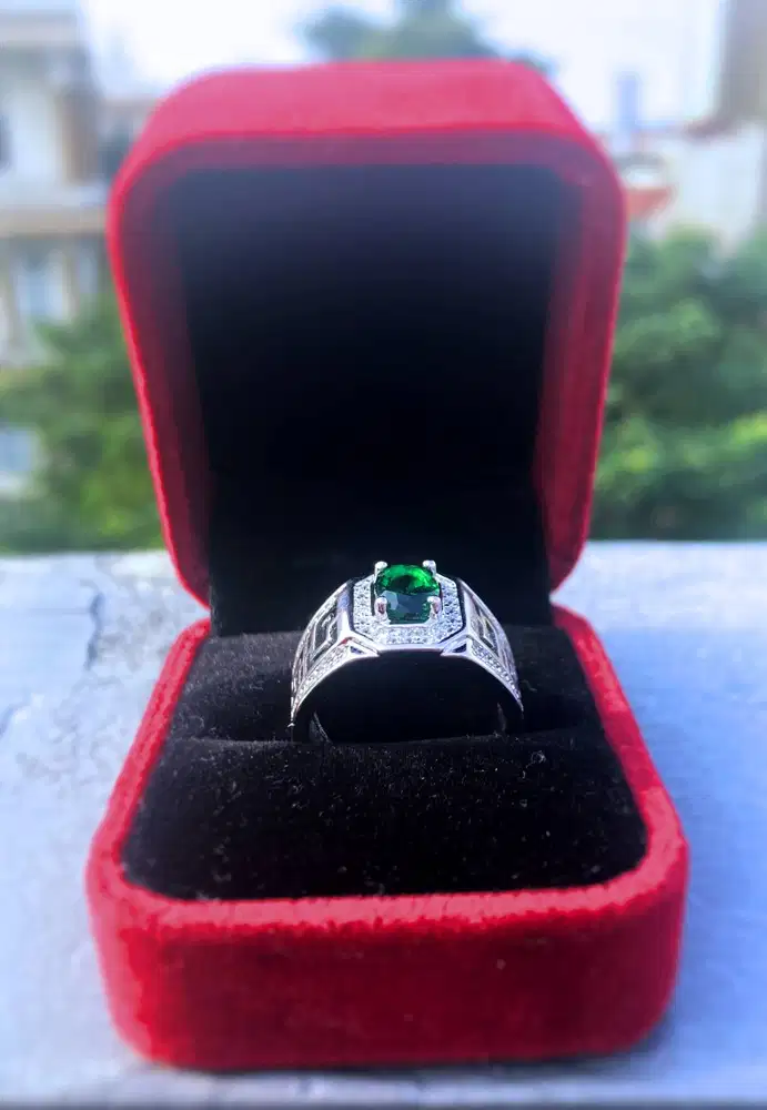 Cincin Pria dengan Permata Hijau Moissanite