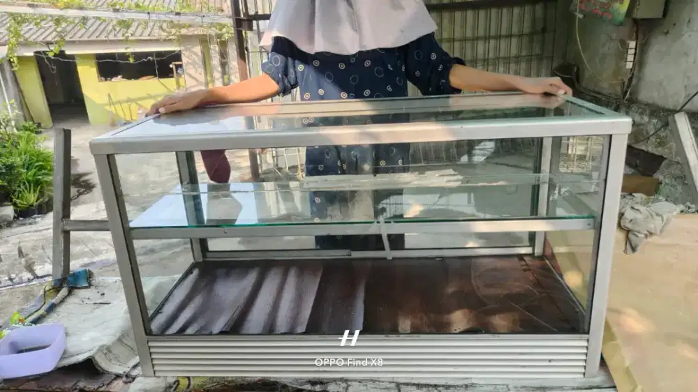 Etalase kaca meja kecil bekas buat warung