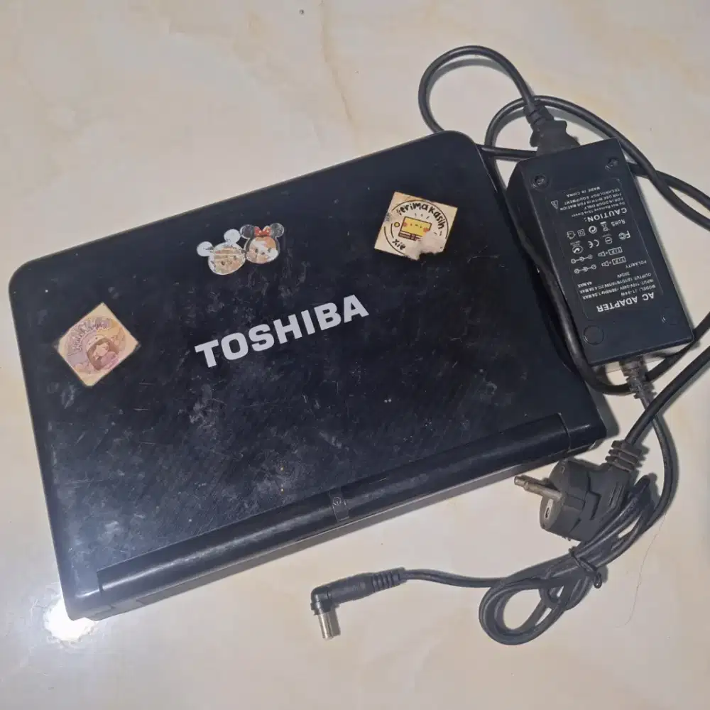 Notebook Toshiba NB300 + Adapter (minus)