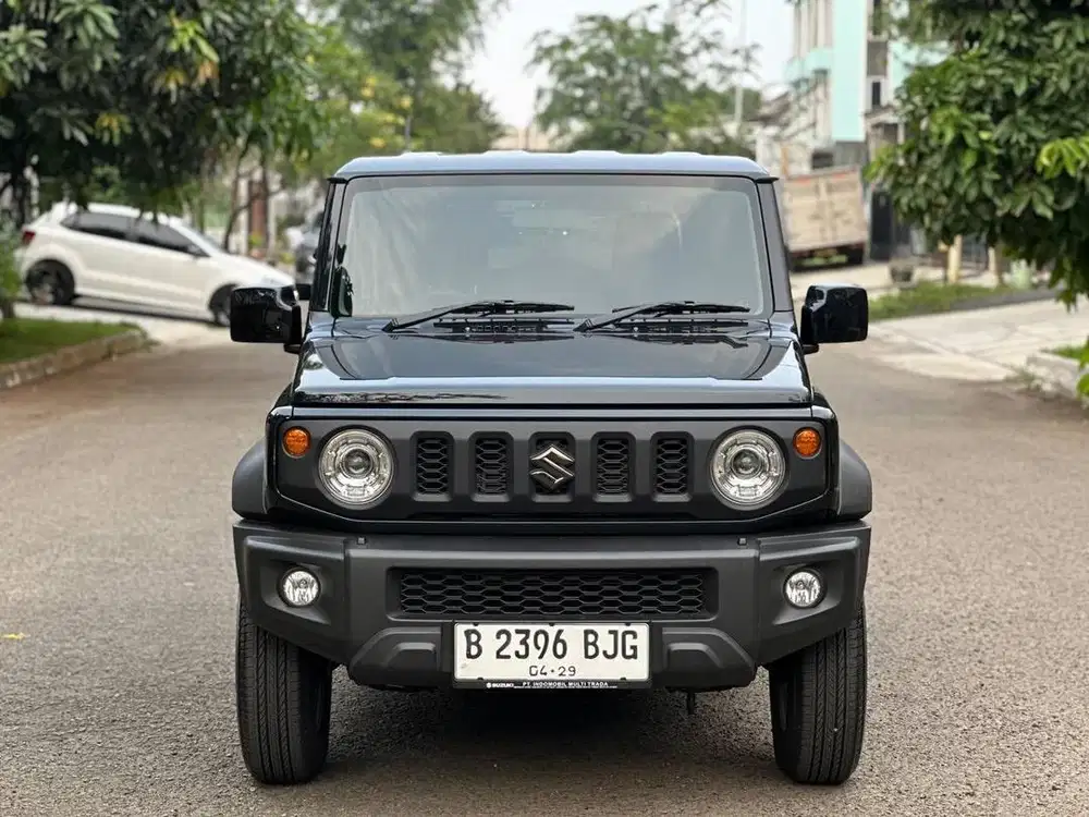 ISTIMEWA!! JIMNY 4x4 MT 2023 3 DOORS HITAM KM LOW 2rb LIKE NEW!!!