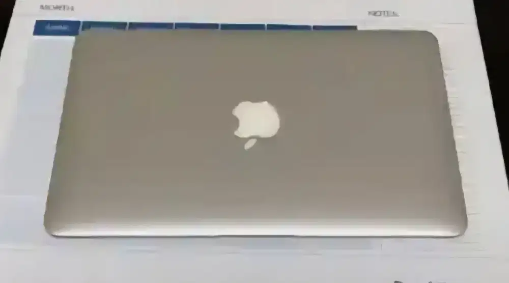 Dijual Laptop macbook air 2011 fullset bagus