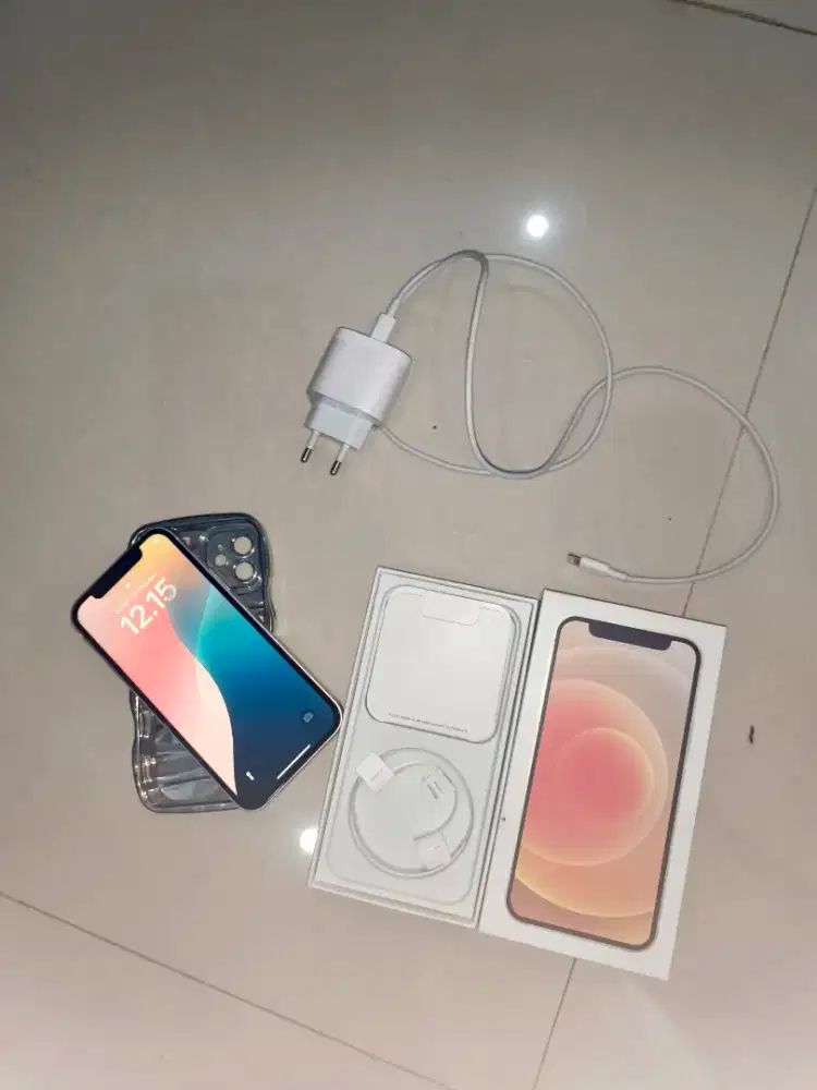 Iphone 12 256 GB Warna Putih Kondisi Bagus dan Mulus