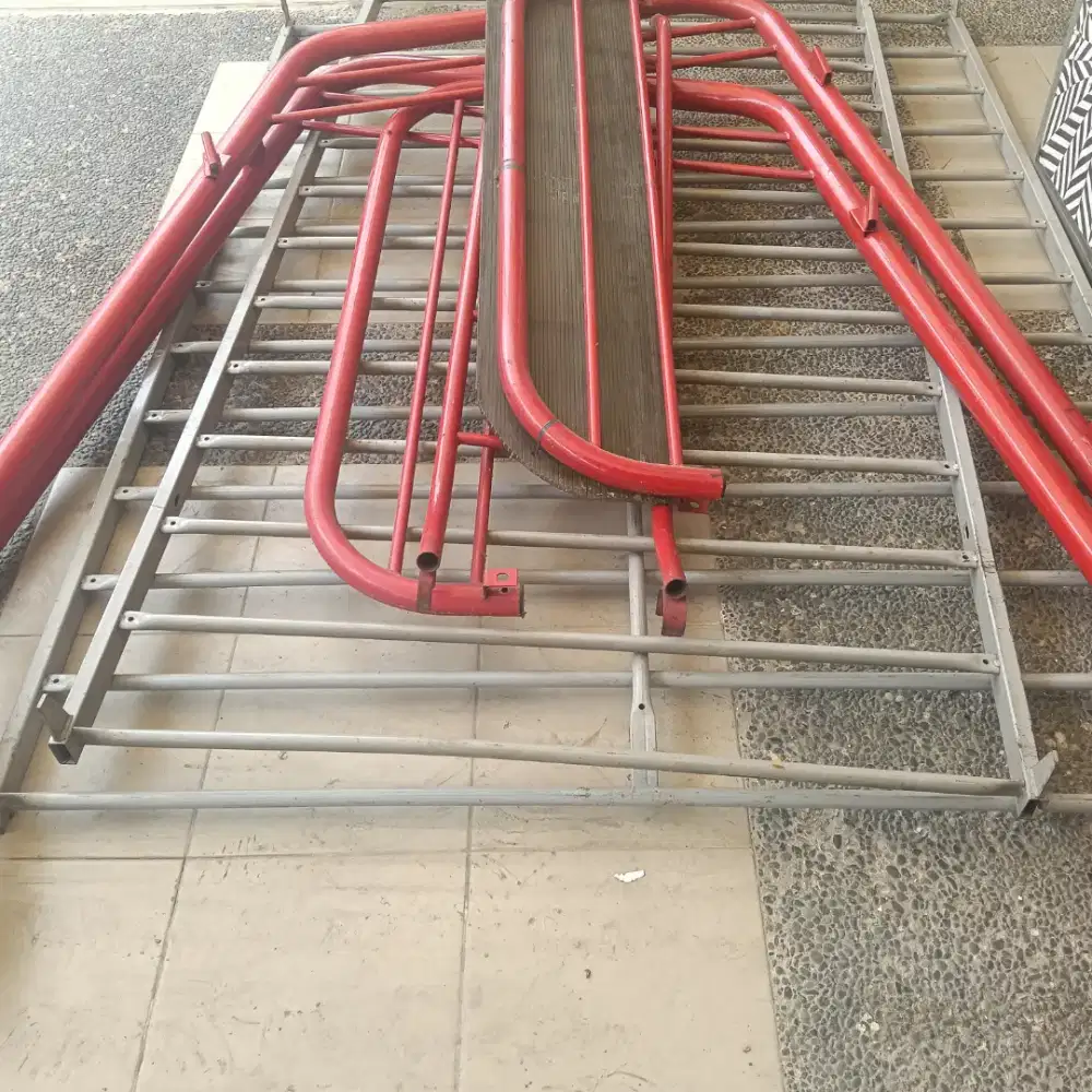 Ranjang besi tingkat