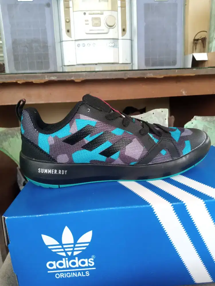Sepatu adidas terrex