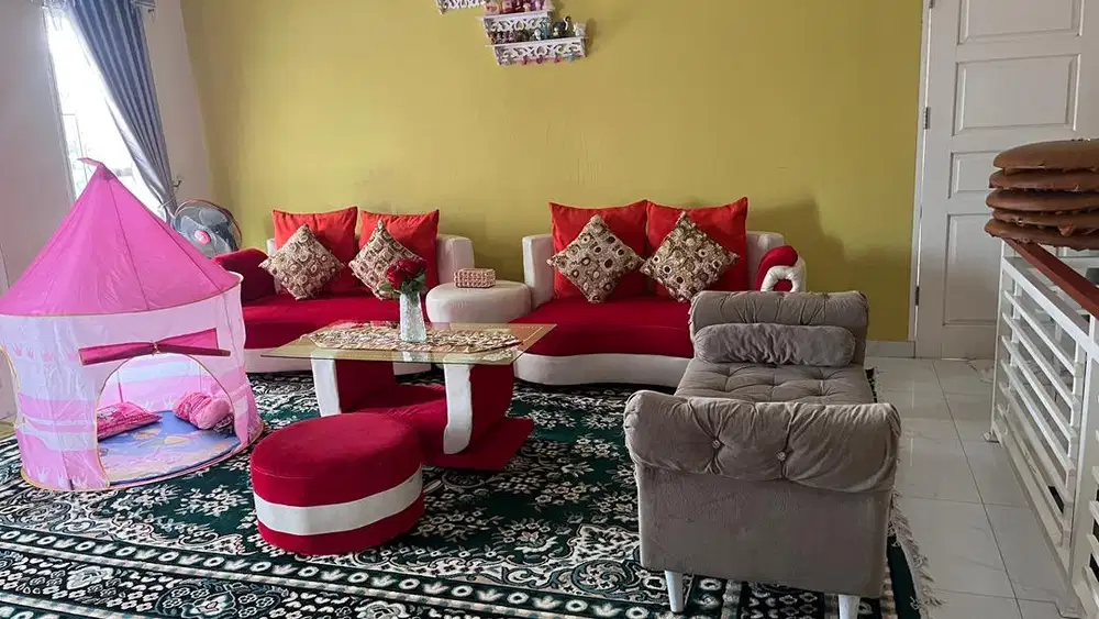 Sofa merah bagus