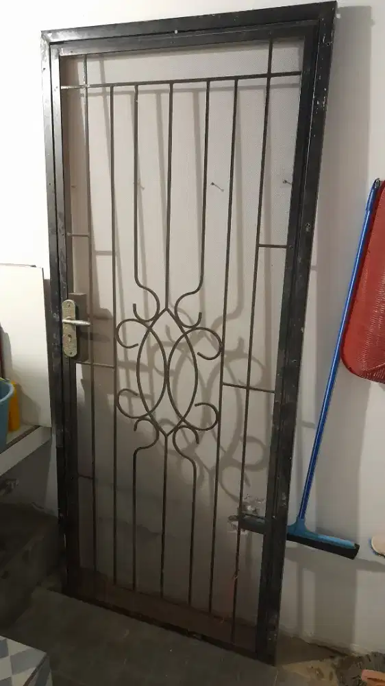 Teralis pintu ukuran standar