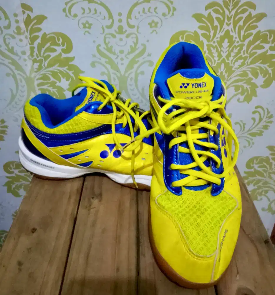 Sepatu badminton Yonex power cushion