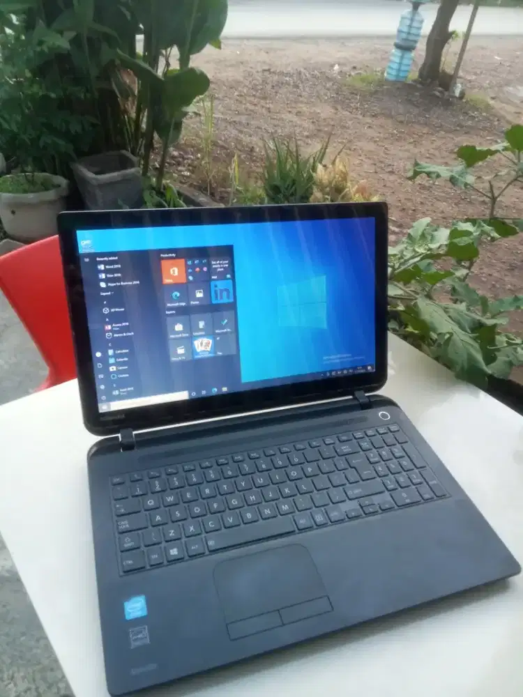 Toshiba C55t layar sentuh