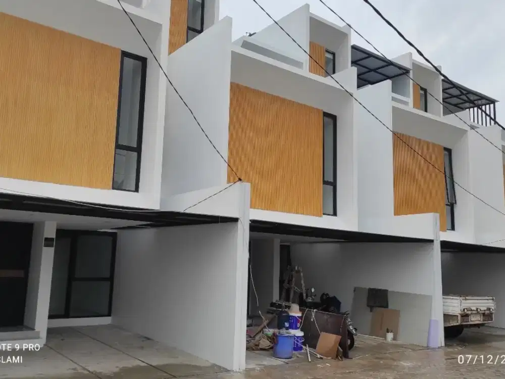 Rumah Strategis 3 Lantai Rooftop di Bintara Jaya Bekasi Barat Bebas Banjir dekat Pondok Kopi Jakarta Timur